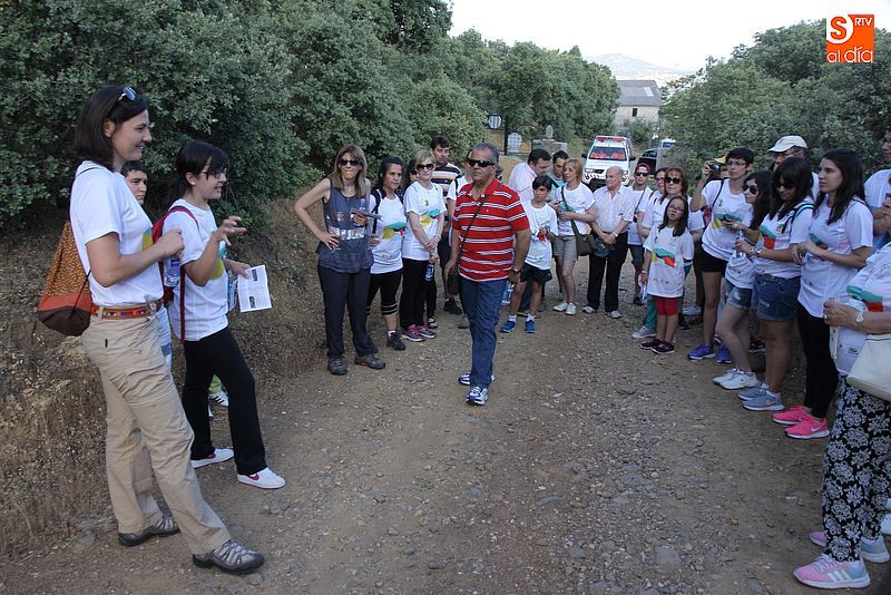 Medio centenar de guijuelenses recorrió el primer tramo de la ruta junto a las autoridades.