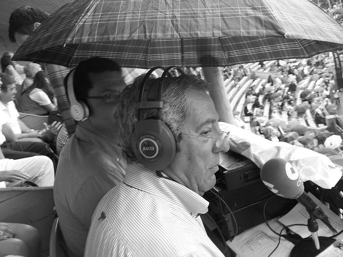 Orestes Bazo, en la plaza de toros de La Glorienta en una de sus populares retransmisiones