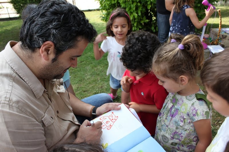 Tomás Hijo en el campamento de verano del San Agustín ilustrando Niños Raros, libro coeditado con Raúl Vacas