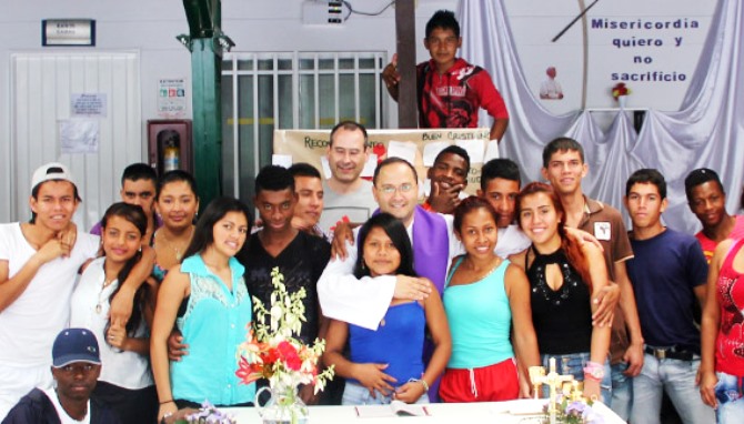 Alberto López, en el centro, junto a algunos de los jóvenes con los que los Salesianos trabajan en Ciudad Don Bosco