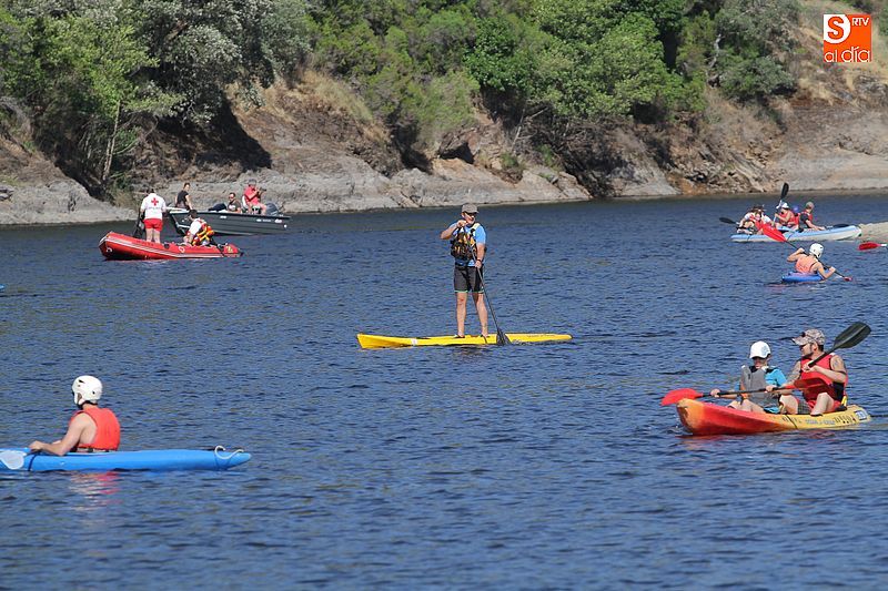 Los cerca de cine participantes navegaron por los meandros del Alagón en la divertida propuesta.