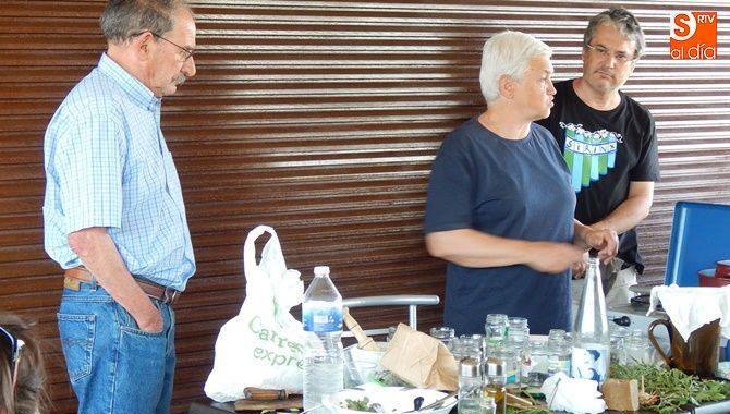 Augusto Krause y Ana María González-Garzo, junto al alcalde de Juzbado, Fernando Rubio, en la reciente visita al municipio