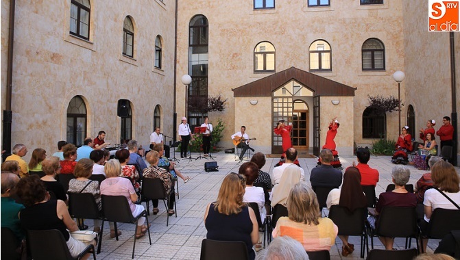 Concierto solidario en el patio de los Carmelitas Descalzos. Foto: Alberto Martín