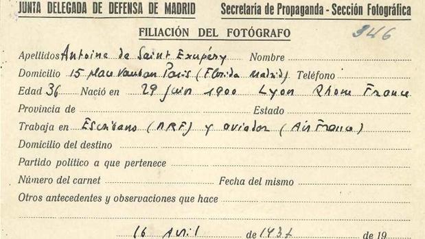 Encontrado el carné de reportero de la Guerra Civil de Antoine de Saint-Exupéry en el Archivo de...