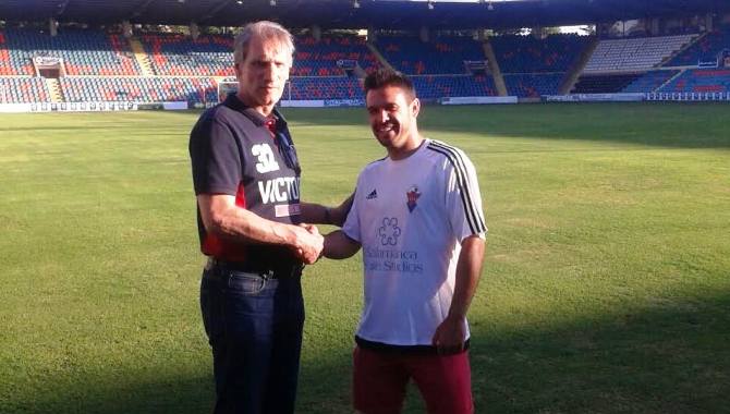 Ángel Lozano, a la izquierda, presentó a Dela en el Helmántico