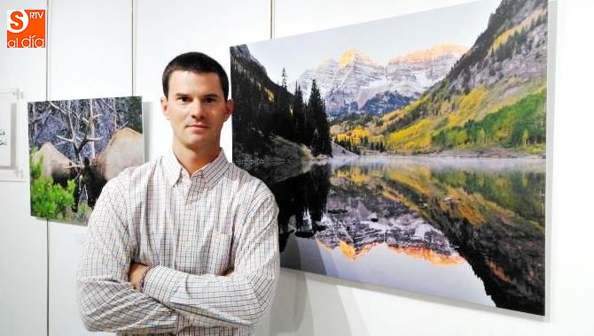José Luis Alonso, el artista de esta exposición, junto a una de sus obras