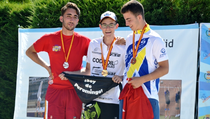 Carlos Iglesias en el centro del podio tras ganar el Nacional Júnior