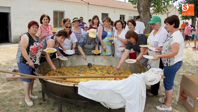 Las voluntarias prepararon 500 ricas raciones de paella y de las que no quedó ni la muestra / CORRAL