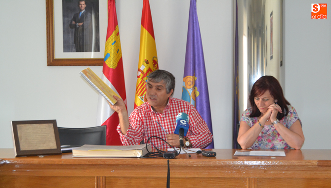 La alcaldesa Carmen Ávila y el concejal Isidro Rodríguez comparecieron este martes ante los medios para contestar al  PP