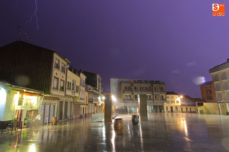 Un rayo cae sobre Guijuelo en plena tormenta.