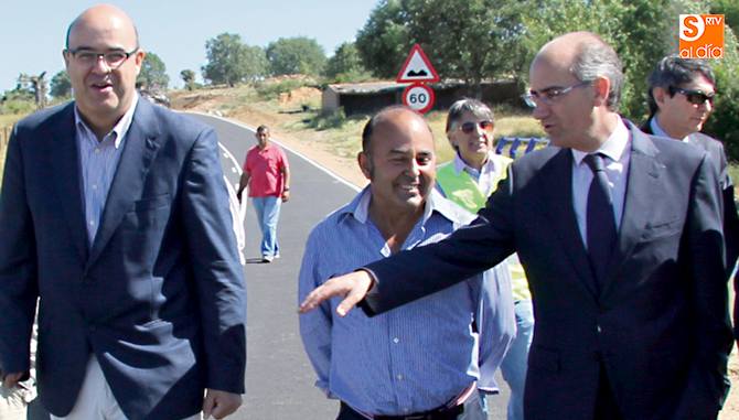 Javier Iglesias y Carlos García en su visita a la carretera de Olmedo / CORRAL