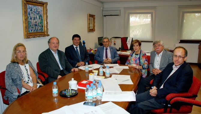 ´El jurado de los premios ’Profesor Garmendia’, reunido en el momento del fallo