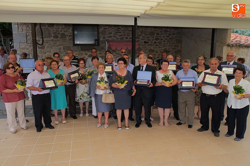 Las parejas que cumplían Bodas de Oro recibieron placas conmemorativas de parte de la organización.