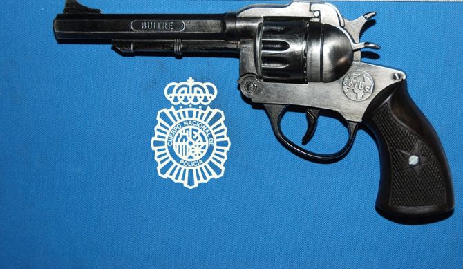 Amenaza con un revólver al empleado de un parking tras negarse a abonar el importe  