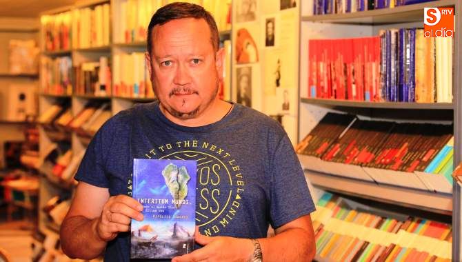 Hipólito Sánchez, con el libro que presentó en Hydria
