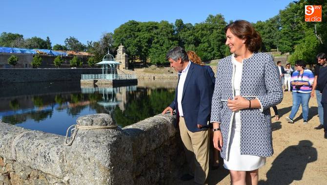 La consejera de Cultura y Turismo, Josefa García Cirac, con el alcalde Alejo Riñones en El Bosque / ANA VICENTE