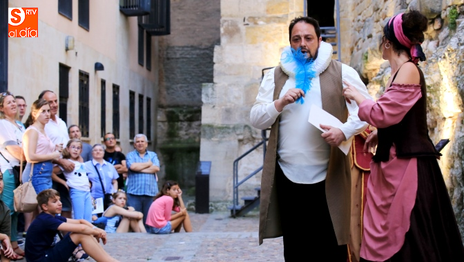  Roberto García Encinas, en el centro, actor y autor de esta representación / Foto de Alberto Martín