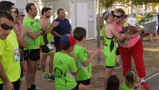 La viuda recibía un ramo de flores, una camiseta y una placa, reconocimientos del Clunb de Running Correcaminos, la organización del Duatlón y el Ayuntamiento de Carbajosa