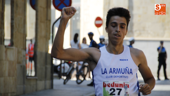 Diego Alberto Cuesta festejaba el triunfo al pasar por la meta