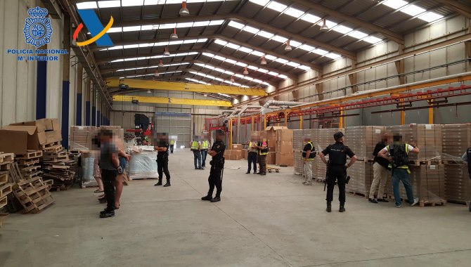 Agentes en una de las naves intervenidas