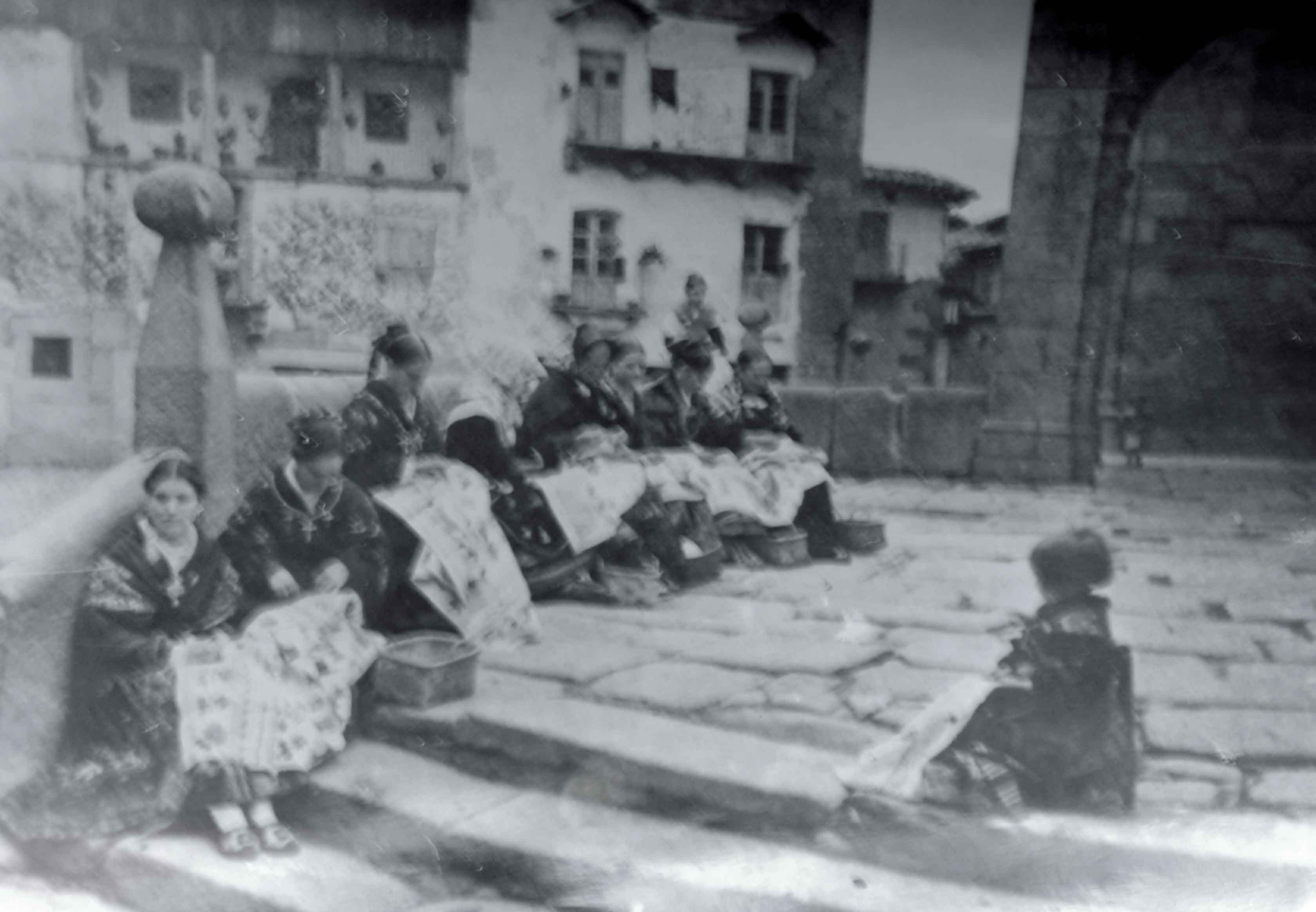 Bordando en el Solano, foto de Rut M. Anderson