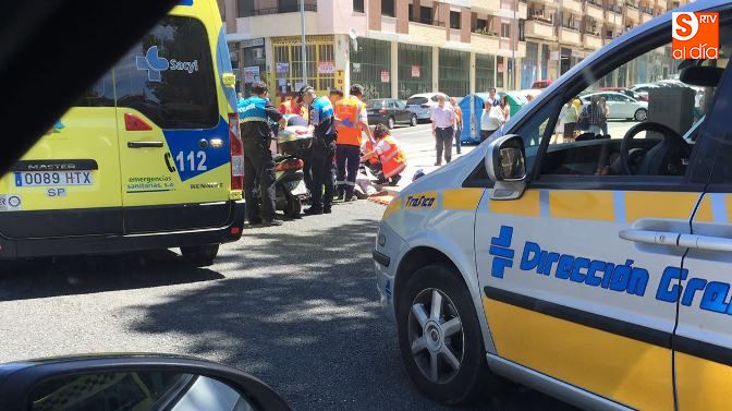 Policías y agentes sanitarios atendiendo al herido
