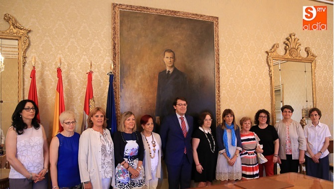 El alcalde y las representantes de las asociaciones tras firmar los convenios. Foto: Alberto Martín