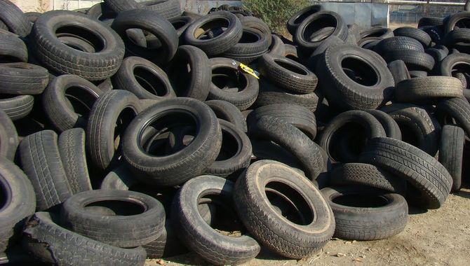 Neumáticos acumulados en el terreno y que ya se están procediendo a retirar