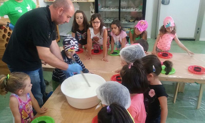 Los pequeños asistieron atentos al proceso de creación del queso.