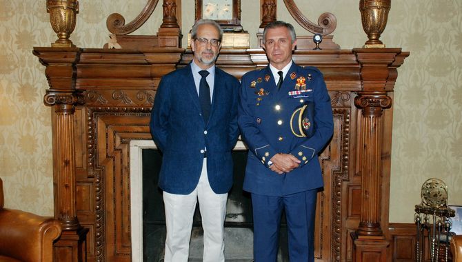 Daniel Hernández Ruipérez, rector de la Universidad de Salamanca, y José García García, coronel jefe de la Base Aérea de Matacán