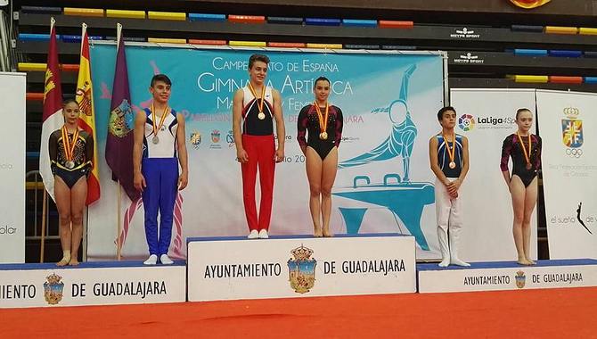 Alba con sus medallas en lo alto de podio