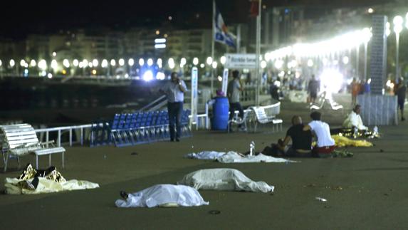 arios cadáveres en el paseo marítimo de Niza. / Eric Gaillard (Reuters) / El Norte de Castilla