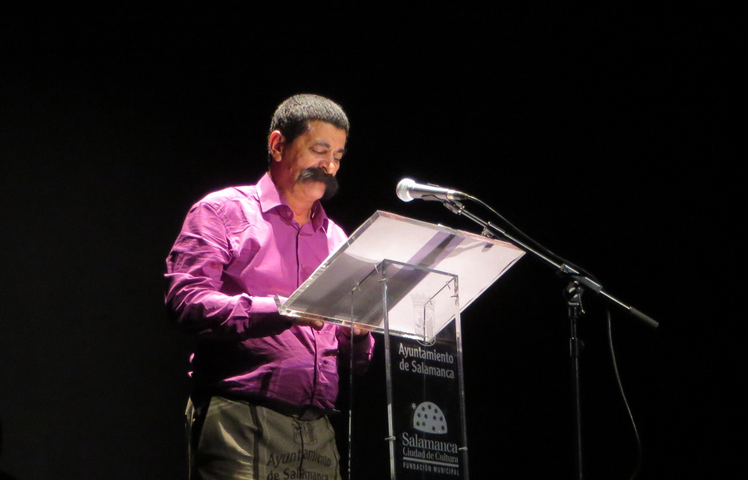 Juan Mares leyendo en el Teatro Liceo (foto de Jacqueline Alencar 2014)