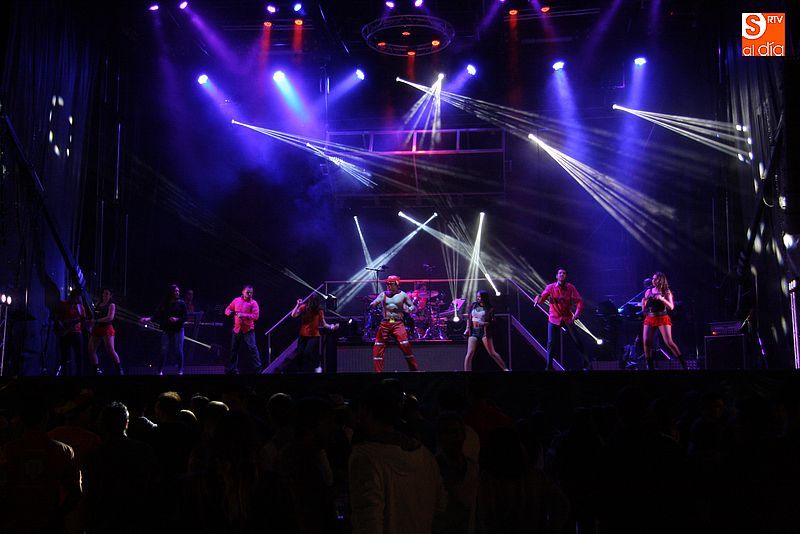 Jóvenes y peñas animan la primera noche festiva  