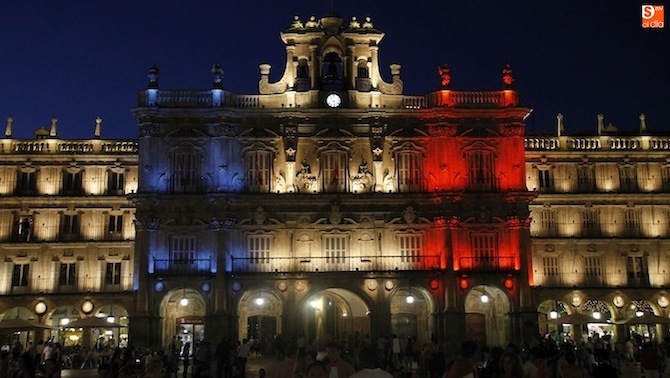 Los colores de la bandera francesa, en la fachada del Ayuntamiento. Fotos: Víctor Antoraz