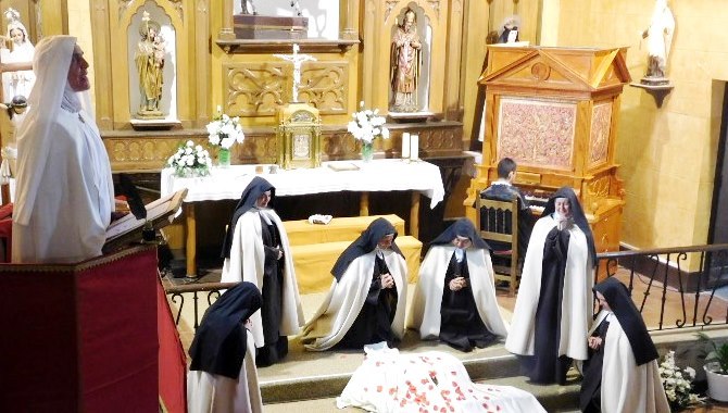 Representación de Teresa, la jardinera de la luz, en la Iglesia de La Maya