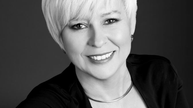 Estrella Flores-Carretero es psicóloga, empresaria y escritora