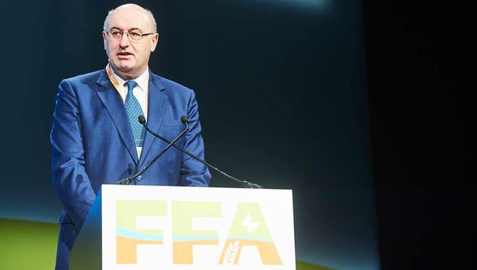 Phil Hogan, comisario de Agricultura de la UE, presentó ayer las medidas