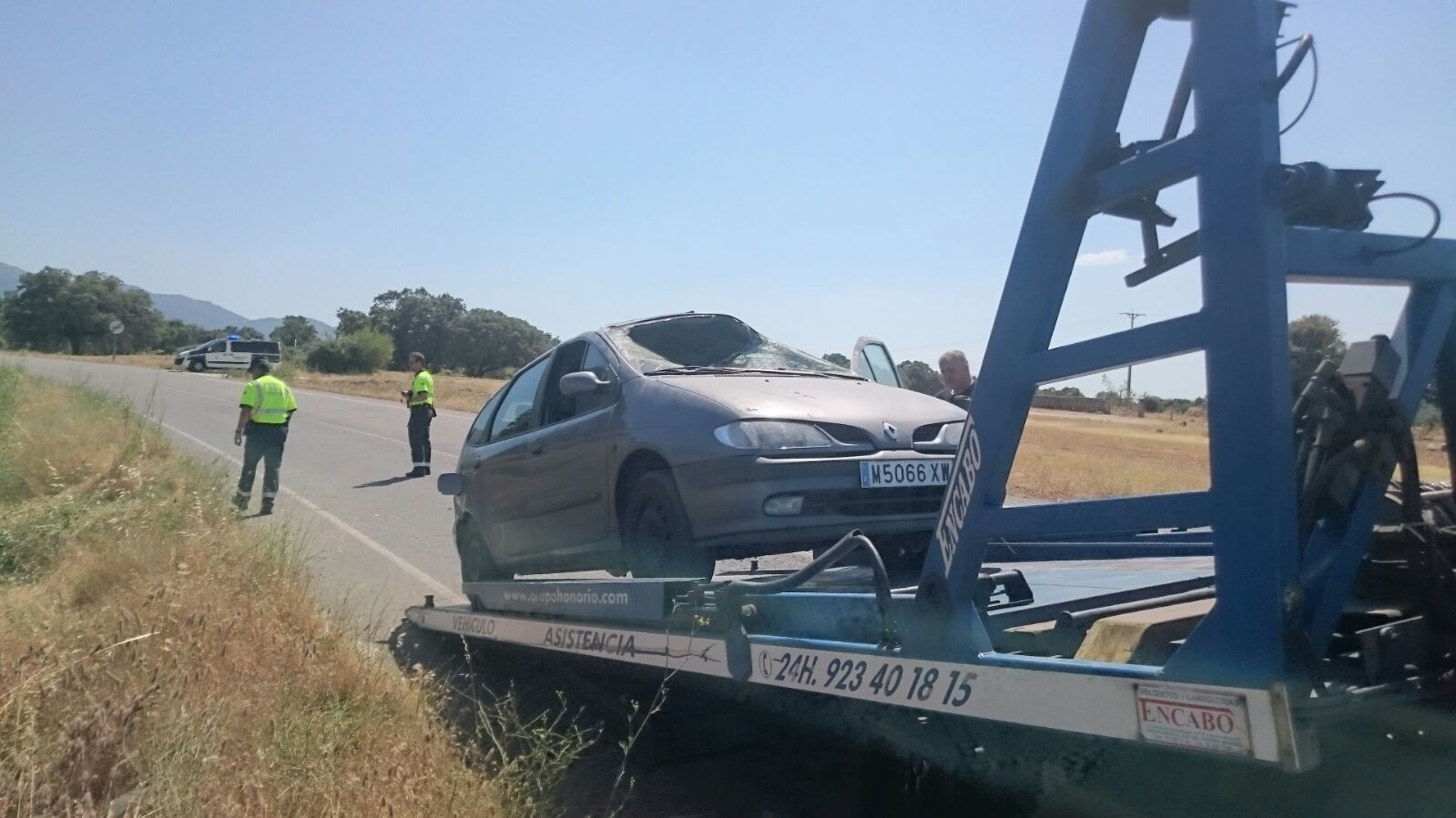 El vehículo accidentado, en el momento de ser recogido por la grúa.