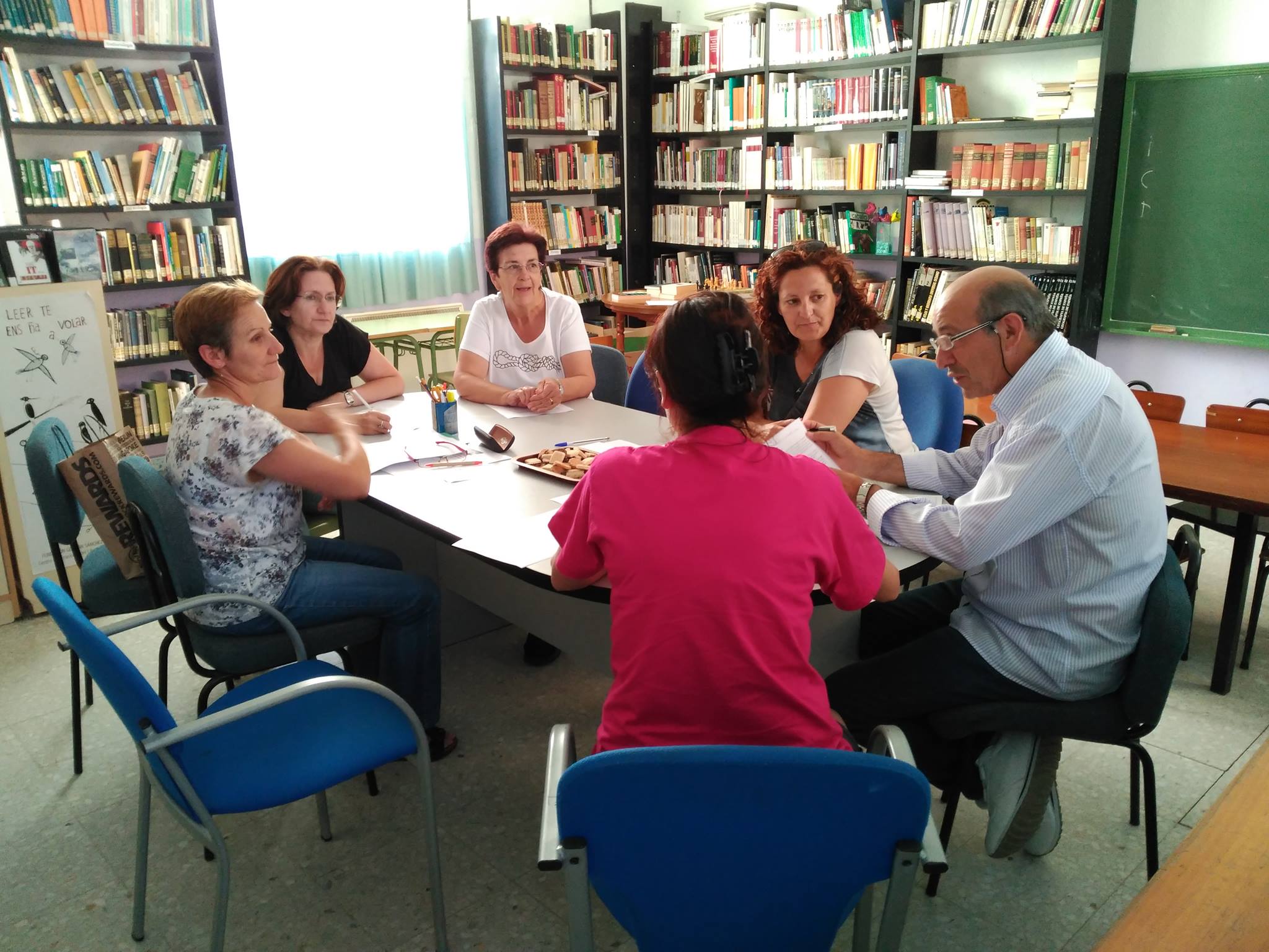 Los miembros del club en la última sesión, comentando Crónica de una muerte anunciada. Foto: Club Endrinal.