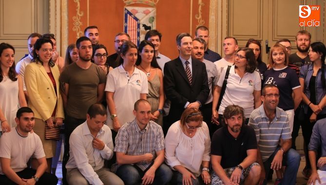 Recepción del concejal a los participantes en el campus. Fotos: Alberto Martín