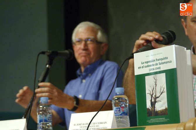 Momento de la presentación del libro con su autor al fondo/Foto: Adrián Martín