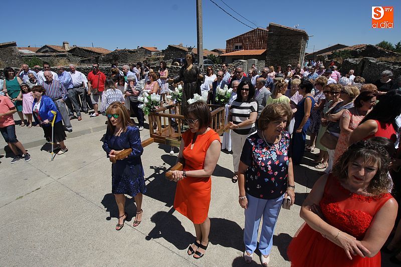 Las vecinas portaron la imagen de Santa María Magdalena en la procesión.
