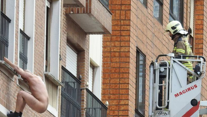 Rescate del hombre del balcón de un cuarto piso. Foto: Luis Calabor, El Correo