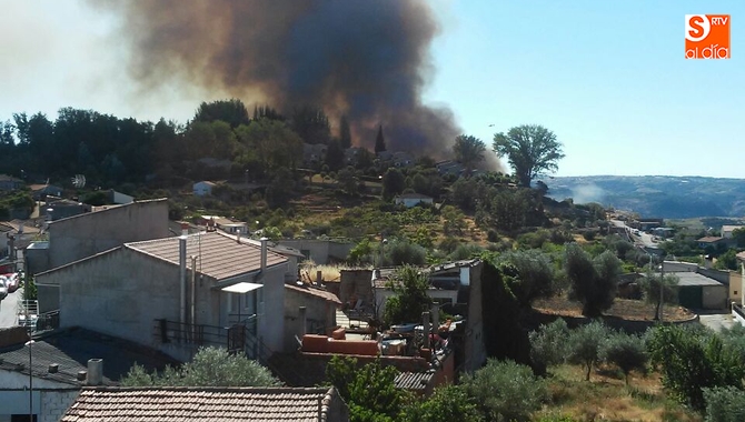 La dificultad de acceso obliga a que solo puedan intervenir medios aéreos / MANUEL TEMPRANO