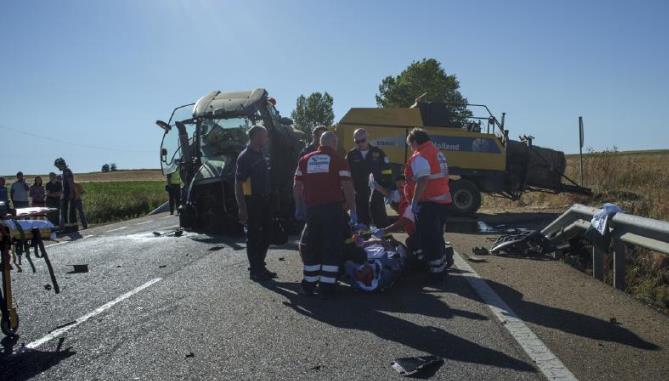 La colisión entre el autobús y el tractor, en la N-610. Foto: J. A. G. / La Opinión de Zamora