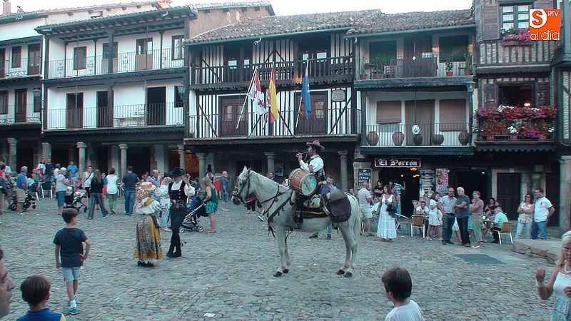 El Mariquelo a caballo en pleno pasacalles en la plaza Mayor.