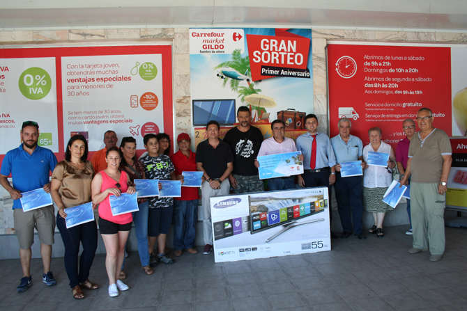 Foto de grupo de los clientes premiados por hacer sus compras en Carrefour Market Gildo