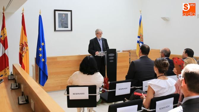 El pregonero José Luis Iraola, en el salón de plenos. Fotos: Alberto Martín