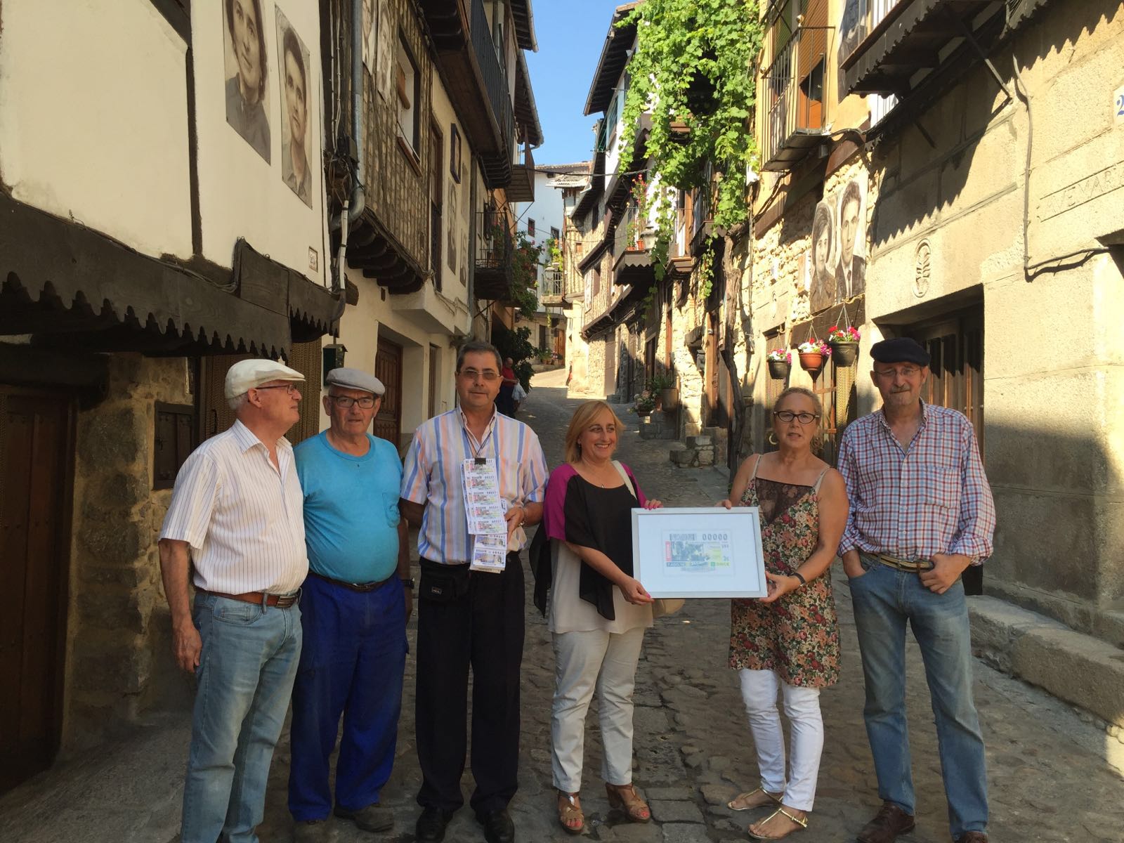 La alcaldesa, Concepción Hernández, la directora provincial de la ONCE, Mª Dolores Ruano y otros representantes locales.